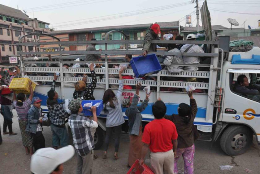 ကျောက်မဲမြို့နယ် နောင်ပိန်ကျေးရွာ အောင်ဓမ္မာရုံတွင် စစ်ဘေးဒုက္ခသည်များ နံနက်စာ စားသောက်နေစဉ် (ဓာတ်ပုံ-ထွန်းနေလှိုင်-နောင်ပိန်)