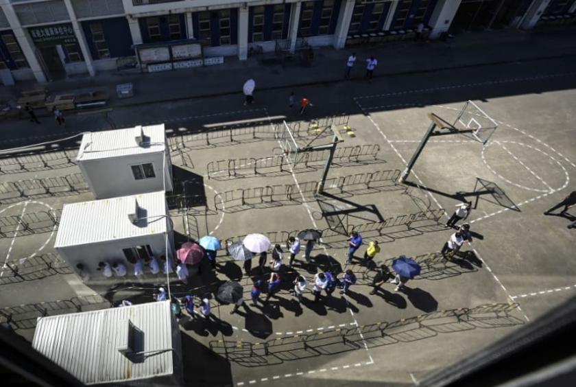 ရှန်ကျုန်း၌ ကိုဗစ်ဆေးစစ်ရန် တန်းစီစောင့်ဆိုင်းနေပုံကို ဇူလိုင် ၁၁ ရက်က တွေ့ရစဉ် (Photo-AFP)