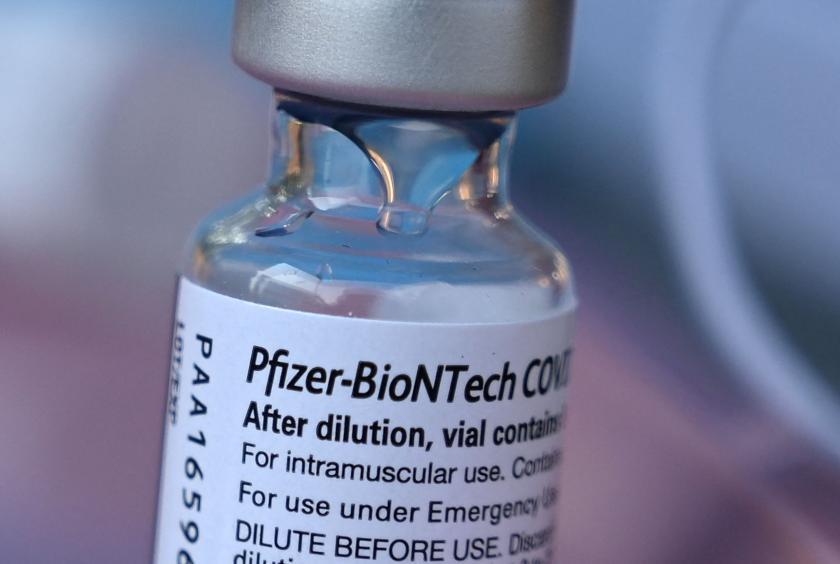 Pfizer/BoiNTech ဆေးကုမ္ပဏီထုတ် COVID-19 ကာကွယ်ဆေးပုလင်းကို တွေ့ရစဉ် (Photo : AFP)