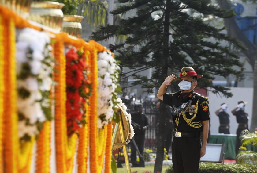 Vijay Diwas အခမ်းအနားတွင် အလေးပြုနေသော အနီးလ်ချောဟန်ကို ၂၀၂၀ ခုနှစ်  ဒီဇင်ဘာ ၁၆ ရက်တွင် ရိုက်ထားသောပုံ၌ တွေ့ရစဉ် (Photo : AFP)