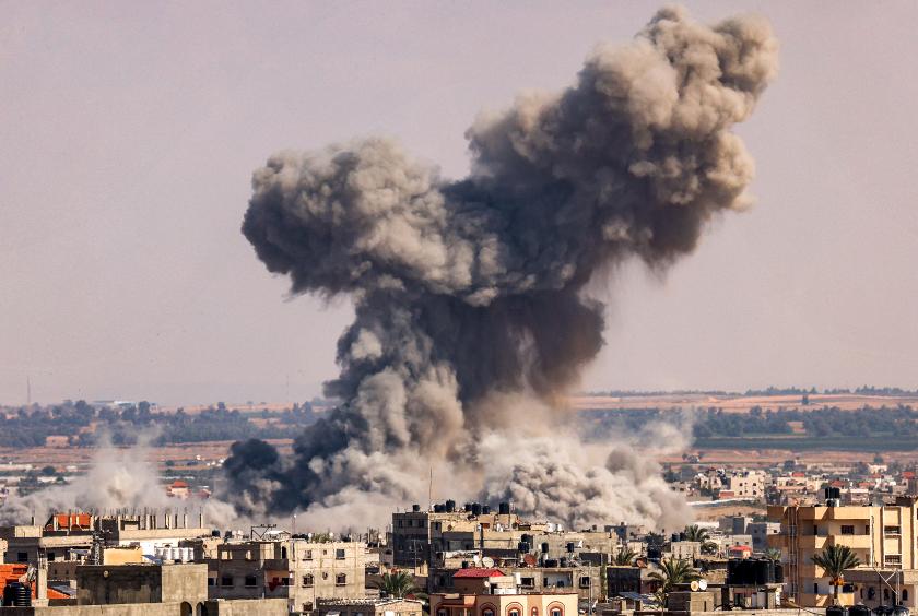 အောက်တိုဘာ ၁၉ ရက်က ဂါဇာတောင်ပိုင်း ရာဖာကို အစ္စရေးဗုံးကြဲတိုက်ခိုက်မှုအတွင်း မီးခိုးလုံးကြီး တက်လာပုံကို တွေ့ရစဉ် - photo: AFP