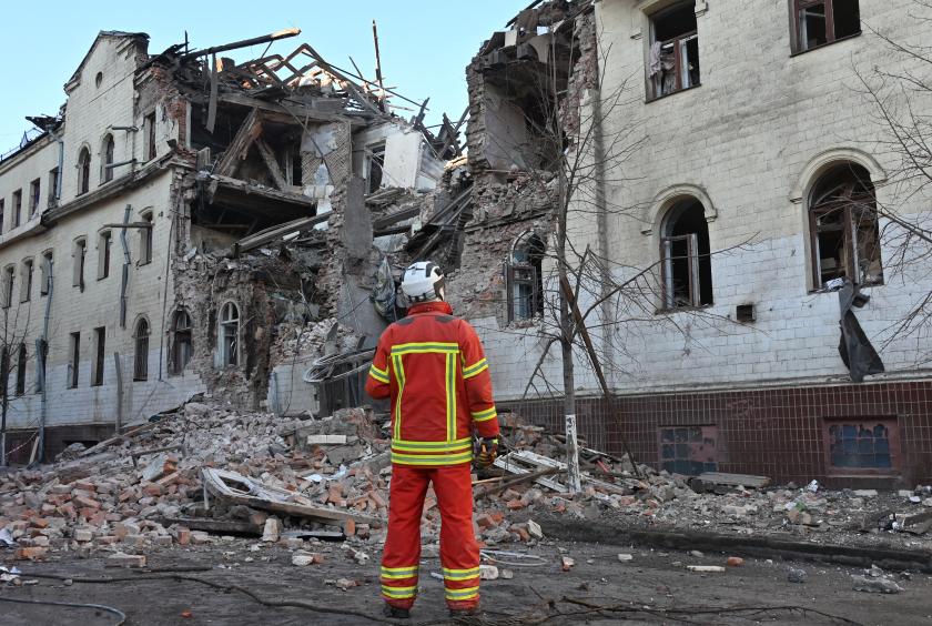 ရုရှားဒုံးကျည်ထိမှန်သဖြင့် ယူကရိန်းမြို့ကြီး ခါကိဗ်၌ ထိခိုက်ပျက်စီးနေပုံကို ဇန်နဝါရီ ၁၇ ရက်တွင် တွေ့ရစဉ်(Photo: AFP)