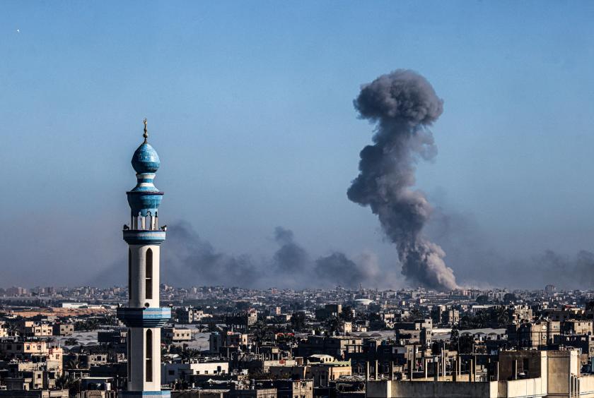 ဖေဖော်ဝါရီ ၁၁ ရက်က ရာဖာမြို့မှ ရိုက်ယူထားသော ဓာတ်ပုံတစ်ပုံအရ ဂါဇာတောင်ပိုင်းရှိခန်းယူနစ်တွင် အစ္စရေးတို့က ဗုံးကြဲတိုက်ခိုက်နေစဉ် (Photo:AFP)