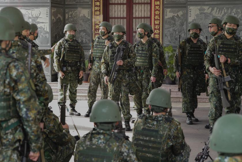 မတ် ၁၉ ရက်က ထိုင်ဝမ်ကျွန်းပေါ်ရှိ ဒေသခံဘုရားကျောင်းတစ်ကျောင်းအတွင်း စစ်ရေးလေ့ကျင့်နေသည့် ထိုင်ဝမ် အရန်စစ်သားများကို တွေ့ရစဉ်(Photo:AFP)