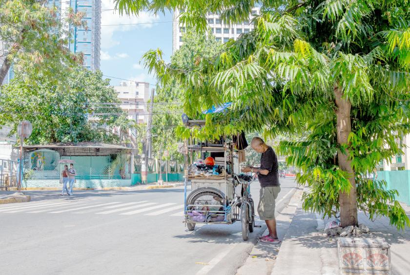 ဧပြီ ၂၈ ရက်က ဖိလစ်ပိုင်နိုင်ငံ မနီလာမြို့တော်တွင် ပူပြင်းနေသည့် ရာသီဥတုအတွင်း သစ်ပင်တစ်ပင်အောက်တွင် အရိပ်ခိုနေသည့် လမ်းဘေးစျေးသည်တစ်ဦးကို တွေ့ရစဉ်(Photo:AFP)