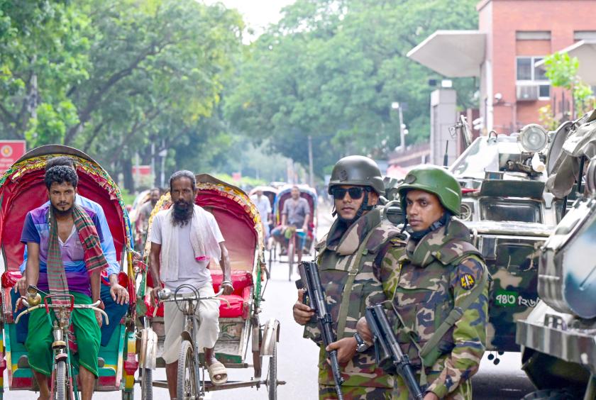 ဇူလိုင် ၂၇ ရက်က ဘင်္ဂလားဒေ့ရှ်နိုင်ငံ ဒါကာမြို့တော်ရှိ လမ်းတစ်နေရာတွင် စစ်သားများ စောင့်ကြပ်နေသည်ကို တွေ့ရစဉ်(Photo:AFP)