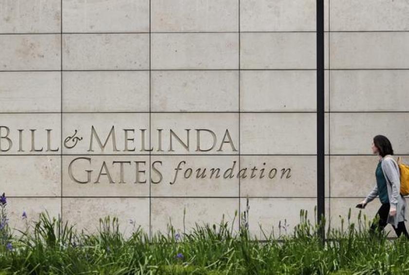 ၂၀၁၈ ခုနှစ် ဧပြီ ၂၇ ရက်က Bill and Melinda Gates ဖောင်ဒေးရှင်းဌာနချုပ်အပြင်ဘက်တွင် လူတစ်ဦးလမ်းလျှောက်နေစဉ် (Photo-AP)