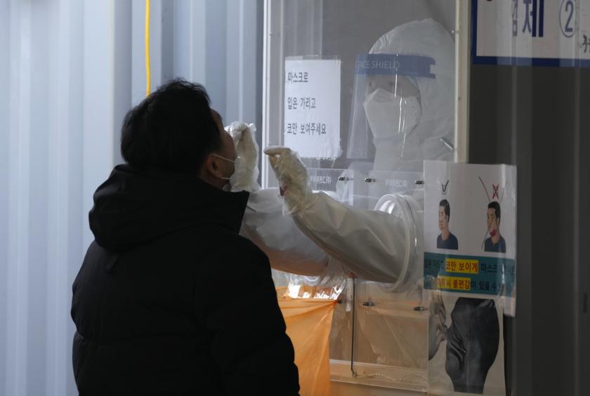  ဒီဇင်ဘာ ၂၈ ရက်က တောင်ကိုရီးယားနိုင်ငံ ဆိုးလ်မြို့တော်တွင် ကျန်းမာရေးဝန်ထမ်းတစ်ဦးက အမျိုးသားတစ်ဦးအား COVID-19 ကူးစက်ခံရခြင်း ရှိ၊မရှိ စစ်ဆေးရန် နှာခေါင်းတို့ဖတ် ရယူနေစဉ် Photo:AP