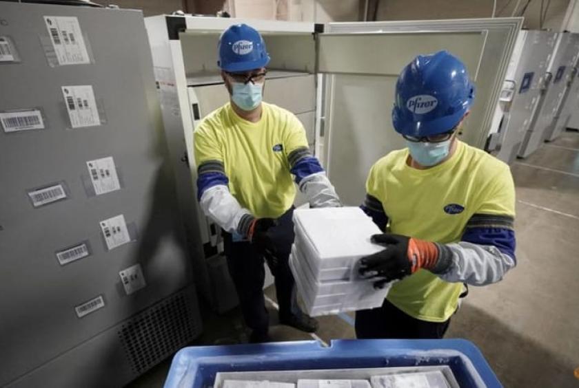 တင်ပို့ပေးမည့် Pfizer ကိုဗစ်ကာကွယ်ဆေးများကို မစ်ရှီဂန်ပြည်နယ်၊ Pfizer စက်ရုံ၌ ပြင်ဆင်နေပုံအား ၂၀၂၁ ခုနှစ် ဒီဇင်ဘာ ၁၃ ရက်က တွေ့ရစဉ်