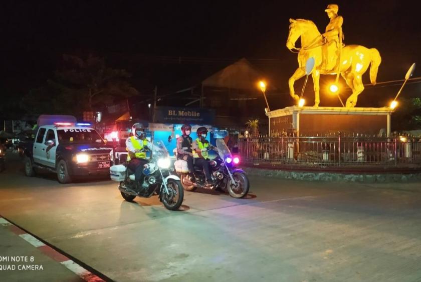 ရန်ကုန်တိုင်းဒေသကြီးအတွင်းရှိ မြို့နယ်များတွင် ကင်းလှည့်စစ်ဆေးဆောင်ရွက်နေသည်ကို တွေ့ရစဉ် (ဓာတ်ပုံ - Yangon Police)