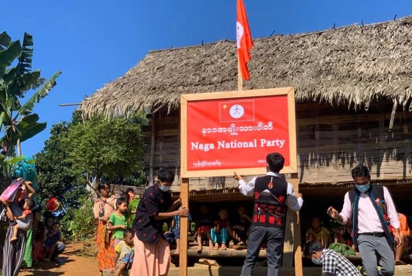လေရှီးမြို့နယ် လှန်လှိုင်လှအုပ်စု နာဂအမျိုးသားပါတီဆိုင်းဘုတ်တင်ပွဲပြုလုပ်နေစဉ် (Photo: NNP)