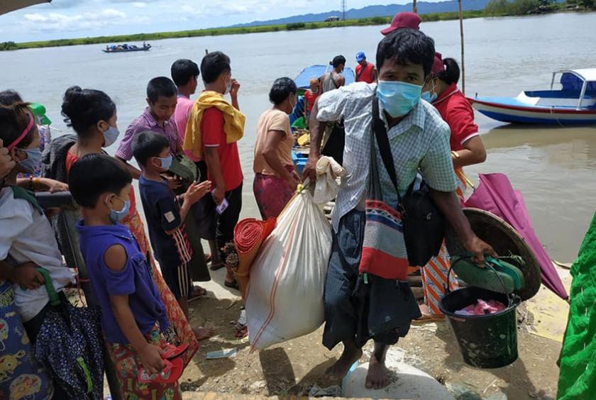 ရသေ့တောင်မြို့နယ် အတွင်းမှ ထွက်ပြေးနေကြသည့် ဒေသခံများအား တွေ့ရစဉ် (ဓာတ်ပုံ- ဘက္ကာ)