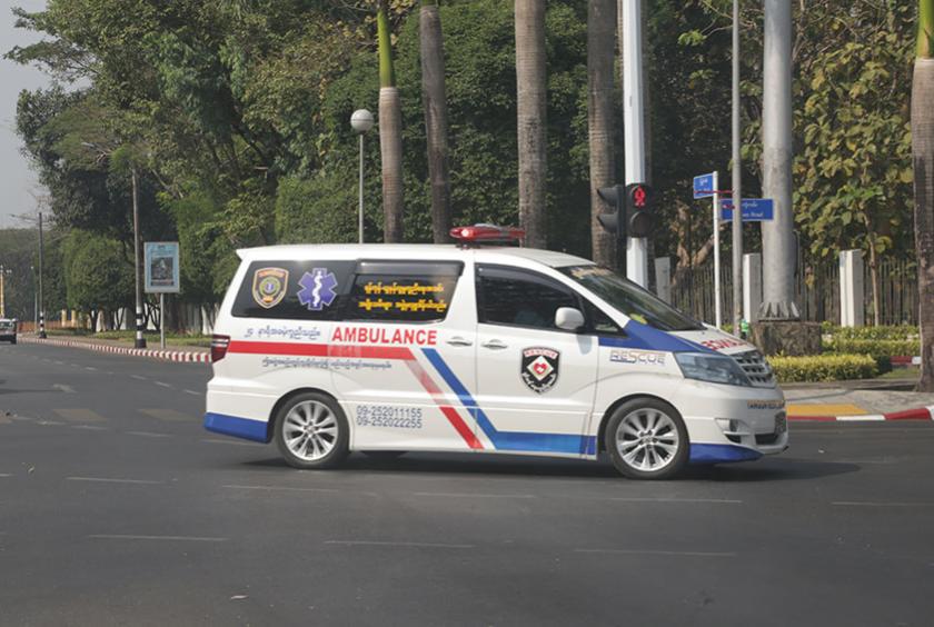 ရန်ကုန်မြို့ မြို့နယ်တစ်ခုအတွင်း သွားလာနေသော လူမှုကူညီရေးအသင်းအဖွဲ့ယာဉ်တစ်စီးကို ဖေဖော်ဝါရီ ၂၆ ရက်က တွေ့ရစဉ် (ဓာတ်ပုံ - သီဟအောင်)