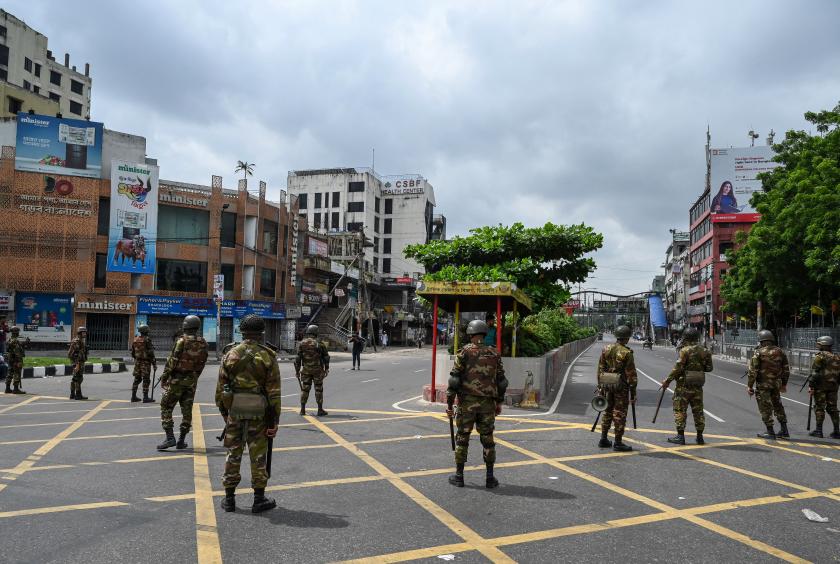 ဇူလိုင် ၂၀ ရက်က ဒါကာမြို့တော်တွင် ကာဖျူးမိန့်ထုတ်ပြန်ပြီးနောက် လုံခြုံရေးယူထားသည့် စစ်သားများကို တွေ့ရစဉ်(Photo: AFP)