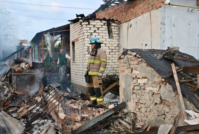 ရုရှားတိုက်ခိုက်မှုကြောင့် ယူကရိန်းမြို့ကြီးခါကိဗ်၌ ပျက်စီးနေပုံကို မေ ၂၆ ရက်တွင် တွေ့ရစဉ်(Photo: AFP)