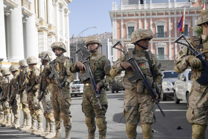 ပလာဇာမူရယ်လိုရှိ သမ္မတနန်းတော်ရှေ့၌ စစ်သားများ ပိတ်ဆို့ထားသည်ကို ဇွန် ၂၆ ရက်တွင်တွေ့ရစဉ်(Photo: AFP)