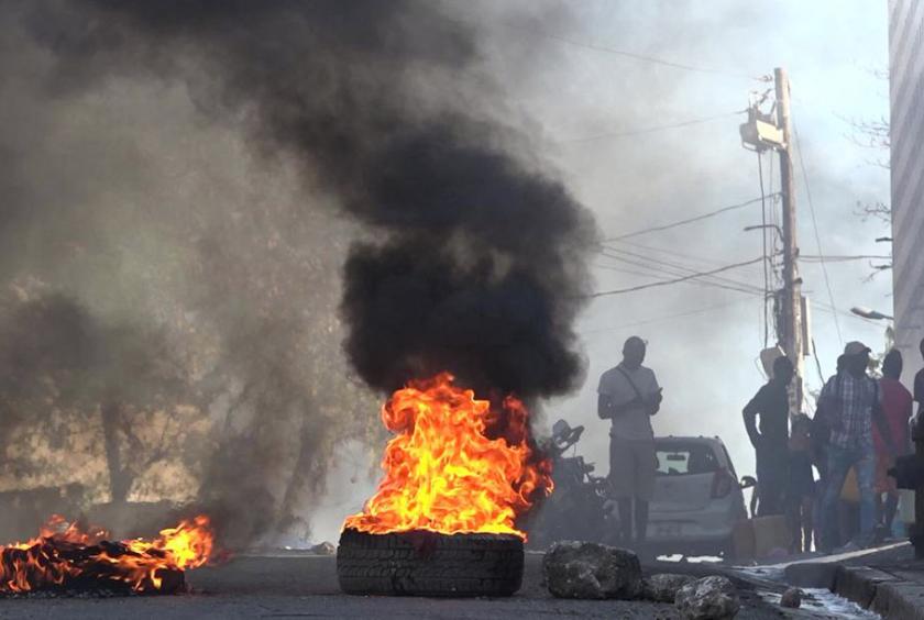 ပို့အော်ပရင့်စ်ရှိ အမျိုးသားထောင်အနီး၌ မီးလောင်နေသော ကားတာယာများကို မတ် ၃ ရက်တွင် တွေ့ရစဉ်(Photo: AFP)