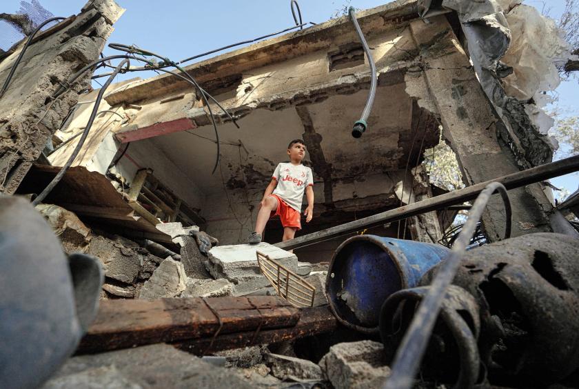 မေ ၂၃ ရက်ညပိုင်းတွင် အစ္စရေးဗုံးကြဲမှုကြောင် နူဆေးရတ်ရှိ ပျက်စီးသွားသောအိမ်၏အပျက်အစီးများပေါ်တွင် ပါလက်စတိုင်းကလေး မတ်တပ်ရပ်နေပုံကိုတွေ့ရစဉ် (Photo: AFP)