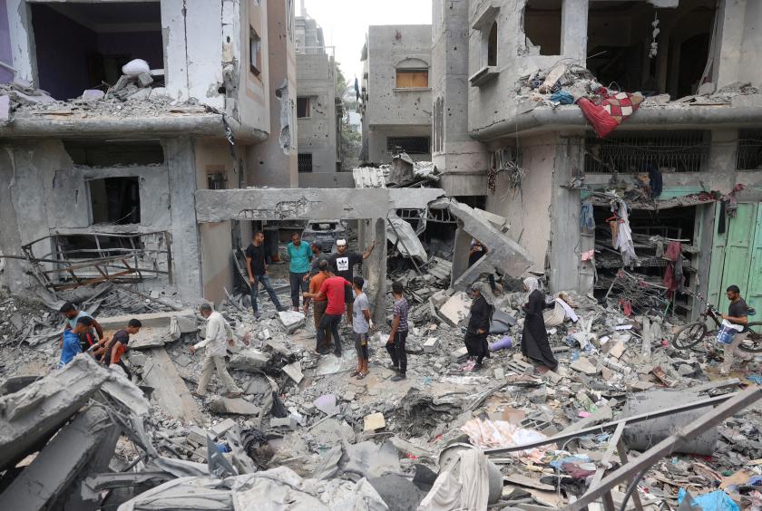 အစ္စရေးစစ်တပ်က စစ်ဆင်ရေးလုပ်ခဲ့ပြီးနောက် ပျက်စီးနေသော နူဆေးရက်ဒုက္ခသည်စခန်းကို ဇွန် ၉ ရက်တွင်တွေ့ရစဉ်(Photo:AFP)