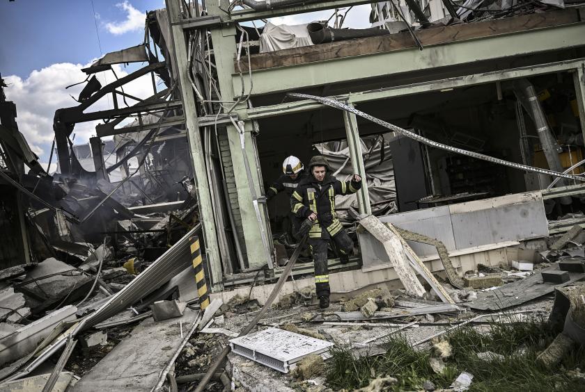 မေ ၂၇ ရက်က ယူကရိန်းနိုင်ငံ အရှေ့ပိုင်း ဒွန်းဘတ်စ်ဒေသ ဘက်ခ်မွတ်မြို့တွင် လက်နက်ကြီး ထိမှန်မှုကြောင့် မီးလောင်ပျက်စီးနေသည့် စက်ရုံတစ်ရုံ၌ မီးသတ်ဝန်ထမ်းများက မီးငြိှမ်းသတ်ပေးနေစဉ် (Photo : AFP)