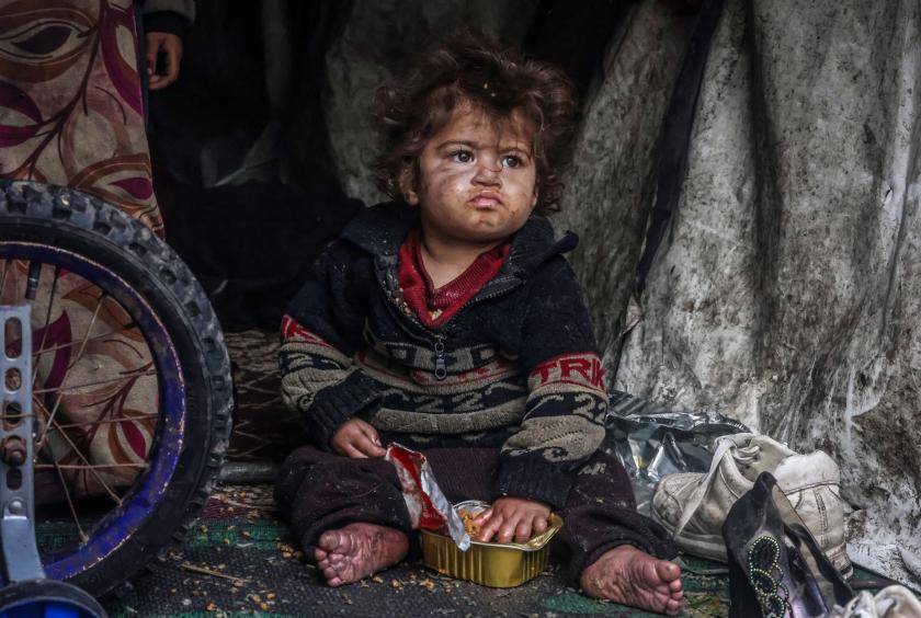 ပါလက်စတိုင်းဒုက္ခသည်စခန်းက ကလေးတစ်ဦး စားသောက်နေပုံကို မတ် ၁၄ ရက်က တွေ့ရစဉ် (Photo-AFP)