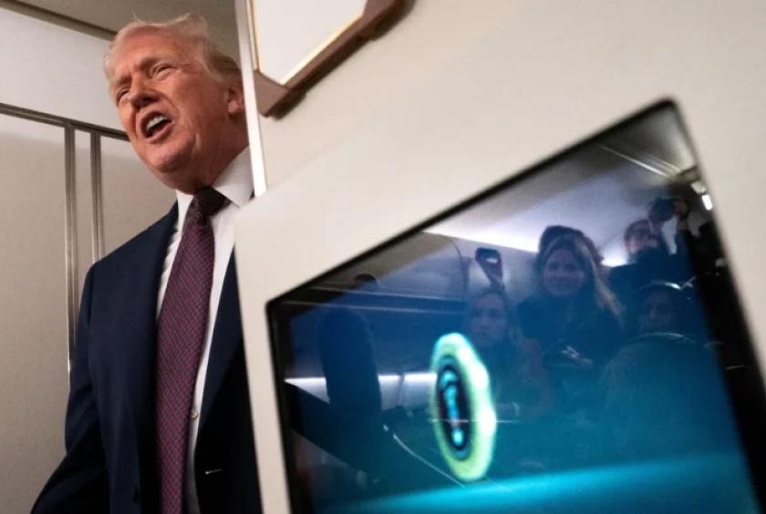 Air Force One လေယာဉ်ပေါ်၌ သတင်းထောက်များ၏မေးမြန်းမှုများကို သမ္မတဒေါ်နယ်ထရန့် ပြန်လည်ဖြေကြားနေပုံကို ဇန်နဝါရီ ၁၁ ရက်တွင် တွေ့ရစဉ်(Photo: AFP)