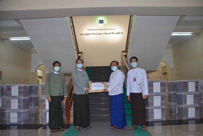 ပြည်ပရောက် မဲဆန္ဒရှင်များ၏ ဆန္ဒမဲလက်မှတ်များကို တတိယအကြိမ်အဖြစ် စက်တင်ဘာ ၂၄  ရက်က  ပြည်ထောင်စုရွေးကောက်ပွဲကော်မရှင်က နိုင်ငံခြားရေးဝန်ကြီးဌာနထံ လွှဲပြောင်းပေးစဉ်