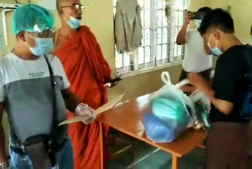 ဗကသ ကျောင်းသားနှစ်ဦး ခေတ္တတည်းခိုနေထိုင်နေရာ ဘုန်းတော်ကြီးကျောင်းသို့ ရဲတပ်ဖွဲ့က လာရောက် ခေါ်ဆောင်နေစဉ်