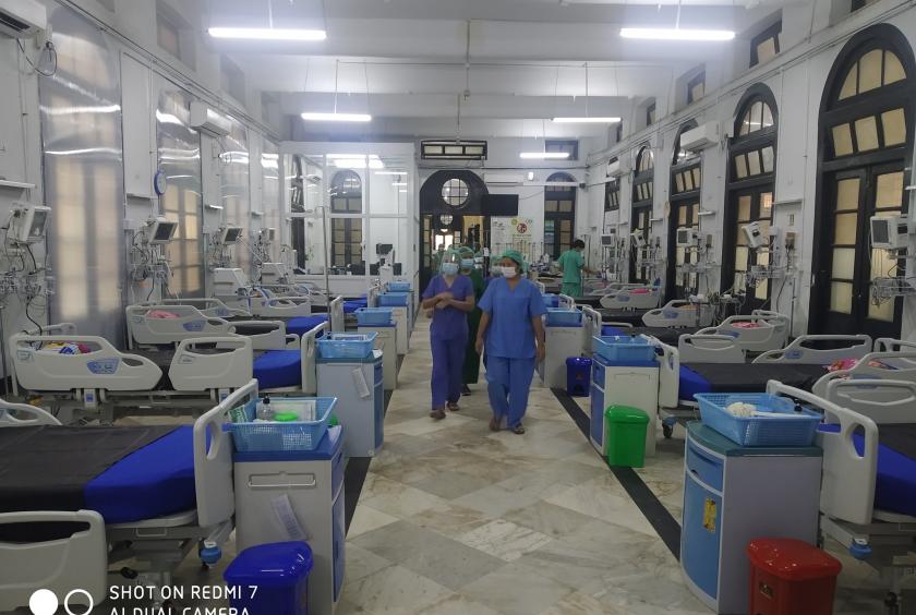 ရန်ကုန်ပြည်သူ့ဆေးရုံကြီး ပင်မဆောင်တွင် COVID-19 ပိုးတွေ့ လူနာများ ထားရှိကုသနိုင်ရန် ပြင်ဆင်ထားသည်ကို တွေ့ရစဉ် (ဓာတ်ပုံ-Nanda Win)