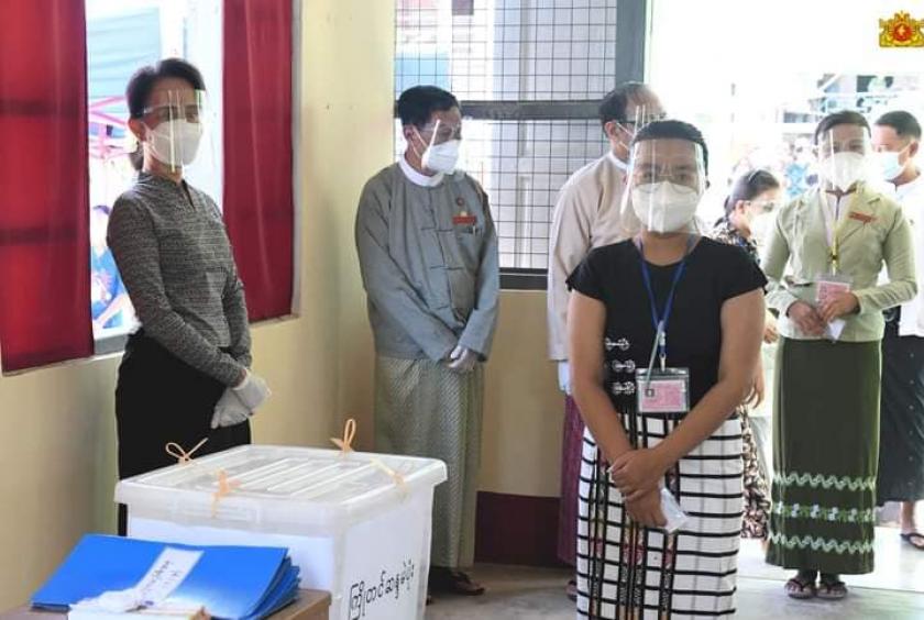 အောက်တိုဘာ ၂၀ ရက်က ပြုလုပ်ခဲ့သည့် တတိယအကြိမ် မဲပေးသည့် အစီအစဉ် လက်တွေ့ သရုပ်ပြသခြင်းကို နိုင်ငံတော်၏ အတိုင်ပင်ခံပုဂ္ဂိုလ် ကြည့်ရှုနေစဉ်