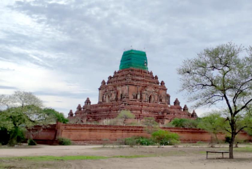 ငလျင်ကြောင့် ပျက်စီးခဲ့သည့် ပုဂံဒေသရှိ စေတီတစ်ဆူကို  ပြုပြင်ထိန်းသိမ်းရေးလုပ်ငန်း ဆောင်ရွက်စဉ်