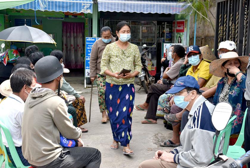 ကြိုတင်မဲ လာရောက်ပေးသူများအား တွေ့ရစဉ်