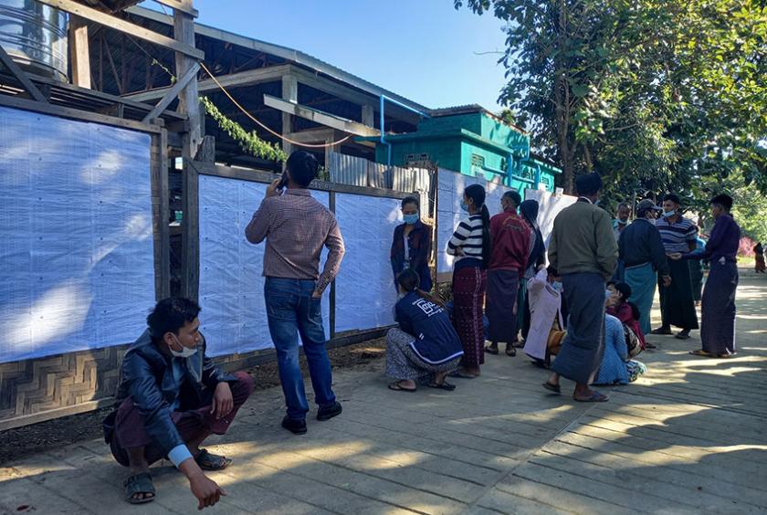 ဟုမ္မလင်းမြို့ ခိုပဲဝရပ်ကွက် မဲရုံအမှတ် (၁) တွင် ကပ်ထားသည့် မဲစာရင်းအားကြည့်ရှုနေသည့် မဲဆန္ဒရှင်များကို နိုဝင်ဘာ ၈ ရက်က တွေ့ရစဉ်