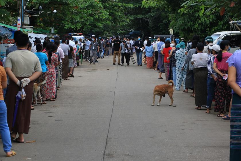 ရန်ကုန်မြို့ တောင်ဥက္ကလာပမြို့နယ်အတွင်းရှိ မဲရုံတစ်ခုတွင် နိုဝင်ဘာ ၈ ရက်က ဆန္ဒမဲပေးရန် စောင့်ဆိုင်းနေသူများကို တွေ့ရစဉ် (ဓာတ်ပုံ-အောင်မျိုးသန့်)