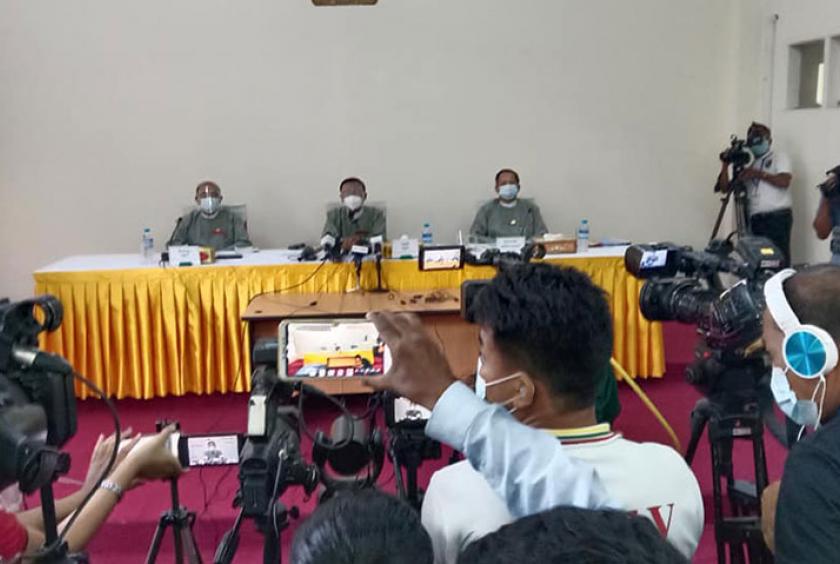 နိုဝင်ဘာ ၁၁ ရက်က နေပြည်တော်၌ ပြည်ထောင်စုရွေးကောက်ပွဲကော်မရှင်မှ တာဝန်ရှိသူများ သတင်းစာရှင်းလင်းပွဲ ပြုလုပ်စဉ်