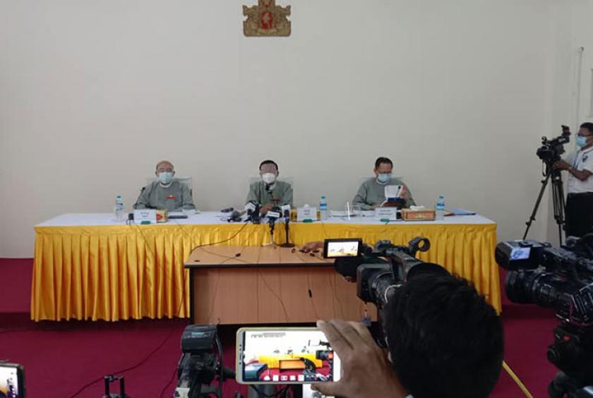 ပြည်ထောင်စုရွေးကောက်ပွဲကော်မရှင်ရုံးတာဝန်ရှိသူများ နိုဝင်ဘာ ၁၁ ရက်က သတင်းစာရှင်းလင်းစဉ်