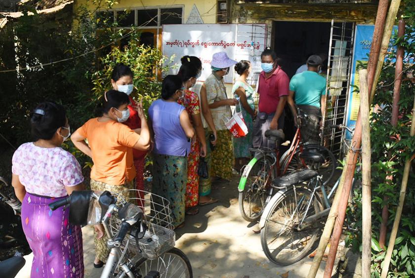 ဒဂုံ (အရှေ့) မြို့နယ် (၇) ရပ်ကွက်အုပ်ချုပ်ရေးမှူးရုံးတွင် ထောက်ပံ့ကြေး ကျပ် ၄၀၀၀၀ ရရှိရန် လာရောက် စာရင်းပေးသွင်း နေသူများကို တွေ့ရစဉ် (ဓာတ်ပုံ-သီဟအောင်)