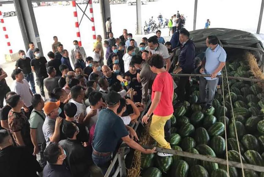  မူဆယ် ၁၀၅ မိုင် သစ်သီးဝလံ ကုန်စည်ဒိုင်တွင် ဖရဲသီးများ လာရောက်ဝယ်ယူနေစဉ် (ဓာတ်ပုံ-နမ်းခမ်းခင်)
