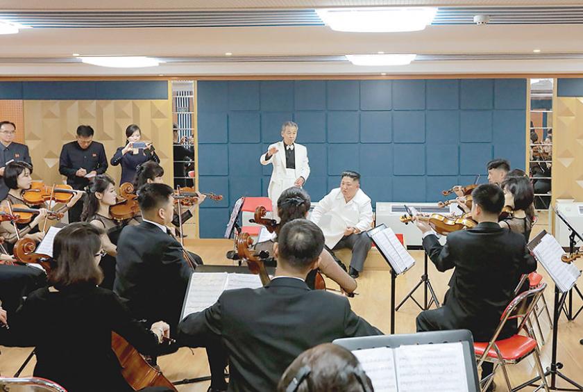 အောက်တိုဘာ ၁၀ ရက်တွင် ပြုံယမ်းရှိ ဆမ်ဂျီယွန်သံစုံတီးဝိုင်း ပြဇာတ်ရုံသို့ သွားရောက်ခဲ့သည့် မြောက်ကိုရီးယားခေါင်းဆောင် ကင်ဂျုံအွန် (လယ်) ကို တွေ့ရစဉ် (Photo: AFP)