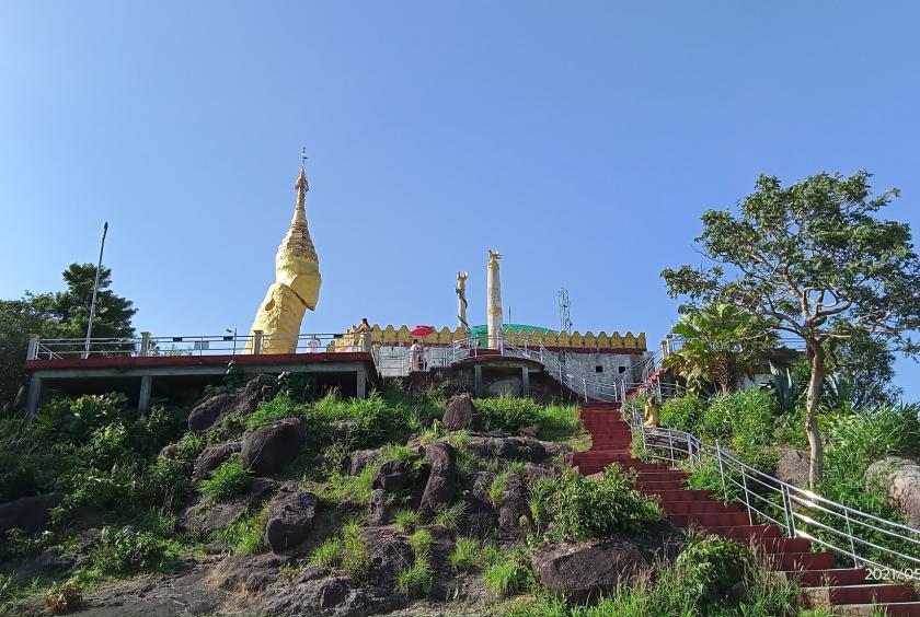ဆံတော်ရှင် ဗန္ဓိသေလာ (နွားလပို့) စေတီတော်မြတ်ကြီးကို အဝေးမှ ဖူးတွေ့ရစဉ် (Photo - နတ်သား (ပေါင်))