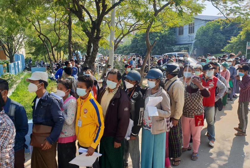 ပြည်ကြီးတံခွန်မြို့နယ် အထွေထွေအုပ်ချုပ်ရေးမှူးရုံးရှေ့တွင် ဝင်ထွက်သွားလာခွင့်ကတ်ပြား ရရှိရေး လာရောက် လျှောက်ထားသူများကို ဒီဇင်ဘာ ‌၈ ရက် နံနက်က တွေ့ရစဉ်