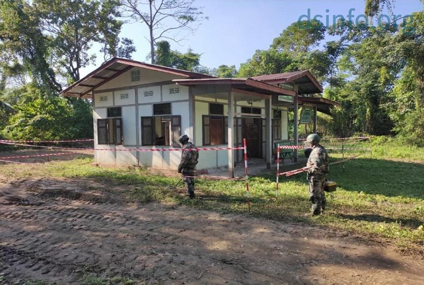 တပ်မတော်က တဘက်ယန်ကျေးရွာအတွင်း မိုင်းရှင်းလင်းရေး ဆောင်ရွက်နေစဉ်