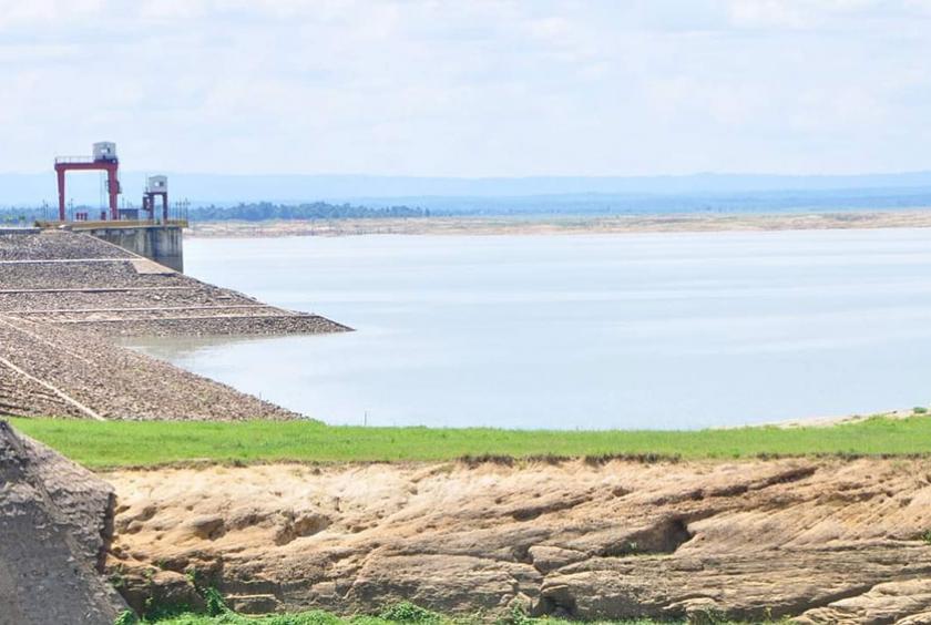 မိုးခေါင်မှုကြောင့် ဆည်ရေလျော့ကျနေသည့် သဖန်းဆိပ်ဆည်ကို ယခင်နှစ်က တွေ့ရစဉ်