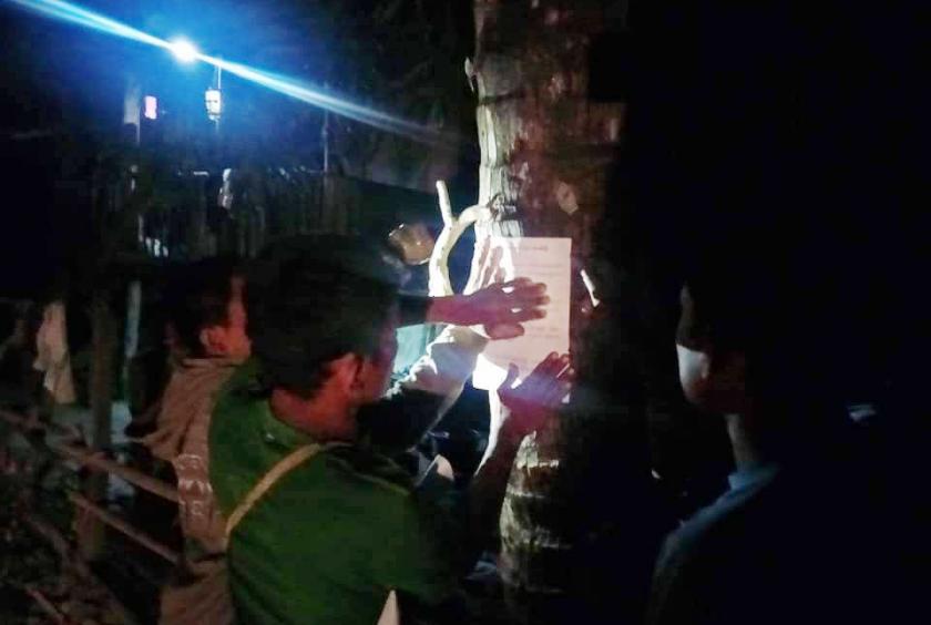 ​တောင်းဆိုချက်ပါ စာရွက်များကပ်သည့် ကမ်ပိန်းဆောင်ရွက်စဉ် (Photo- Ko Myo Lwin Ann)