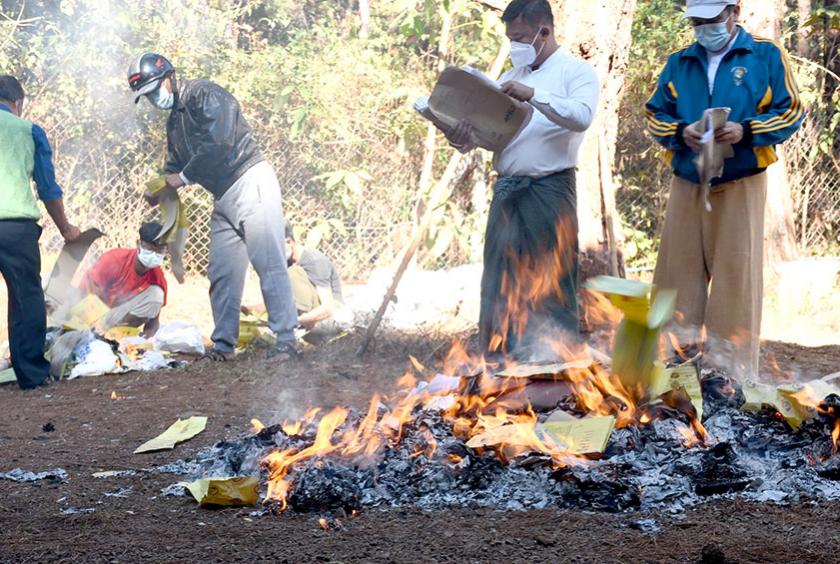 ၂၀၁၅ ခုနှစ် အထွေထွေရွေးကောက်ပွဲ၌ အသုံးပြုခဲ့သော ရွေးကောက်ပွဲဆိုင်ရာစာရွက်စာတမ်းများ တောင်ကြီးမြို့နယ်တွင် မီးရှို့ဖျက်ဆီးနေစဉ်