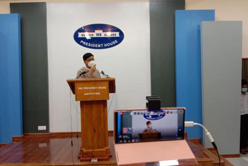 ဇန်နဝါရီ ၈  ရက်ကပြုလုပ်သည့် သတင်းစာရှင်းလင်းပွဲတွင် သမ္မတရုံးပြောရေးဆိုခွင့်ရှိသူ ဦးဇော်ဌေးအား တွေ့ရစဉ်