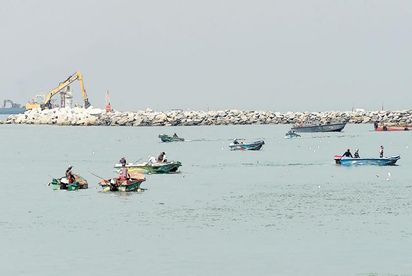 ၂၀၁၇ အောက်တိုဘာ ၂၇ ရက်တွင် ကိုလံဘိုရှိ အပြည်ပြည်ဆိုင်ရာ ဆိပ်ကမ်းဝင်ပေါက်အနီး ငါးဖမ်းလှေများကို တွေ့ရစဉ် (Photo: AFP)
