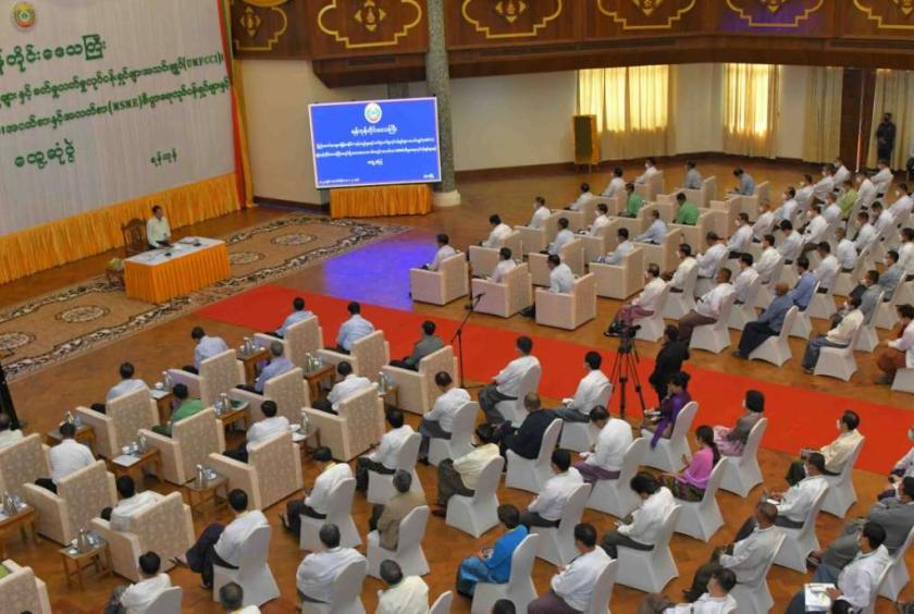 အောက်တိုဘာ ၃ ရက်က ဗိုလ်ချုပ်မှူးကြီးမင်းအောင်လှိုင်နှင့် ရန်ကုန်တိုင်းအတွင်းရှိ MSME လုပ်ငန်းရှင်များ တွေ့ဆုံစဉ်