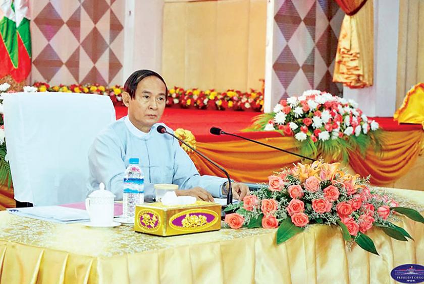 မကွေးမြို့ မြို့တော်ခန်းမတွင် အောက်တိုဘာ ၆ ရက်က ကျင်းပသည့် တိုင်းဒေသကြီးအစိုးရအဖွဲ့နှင့် တွေ့ဆုံပွဲအခမ်းအနား၌ နိုင်ငံတော်သမ္မတဦးဝင်းမြင့် အမှာစကားပြောကြားစဉ် (ဓာတ်ပုံ - နိုင်ငံတော်သမ္မတရုံး)