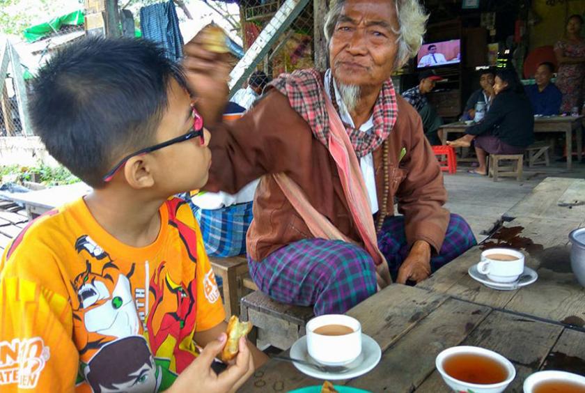  ရန်ကုန်မြို့ ရပ်ကွက်တစ်ခုရှိ လမ်းဘေးလက်ဖက်ရည်ဆိုင် မြင်ကွင်းကို ၂၀၁၇ ခုနှစ် ဇန်နဝါရီလက တွေ့ရစဉ် (ဓာတ်ပုံ-ဇော်ဇော်အောင်)